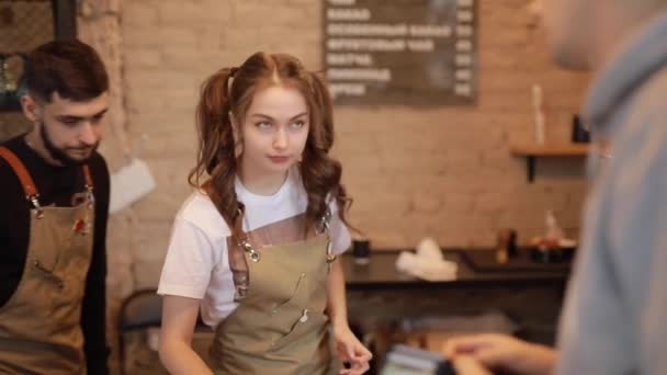 Barista man and woman accept order from customer — Stock videók