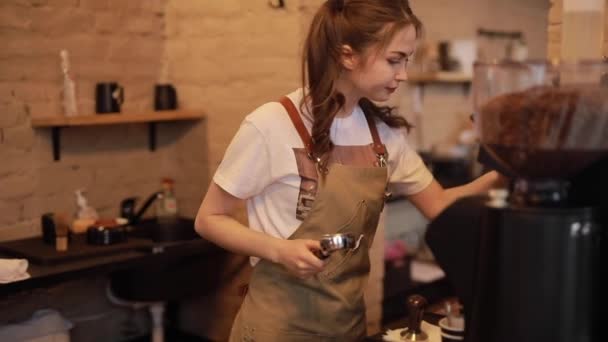 Young and cheerful barista woman make a coffee — Stock videók