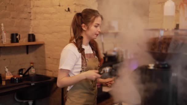 Mujer barista hacer un café — Vídeos de Stock