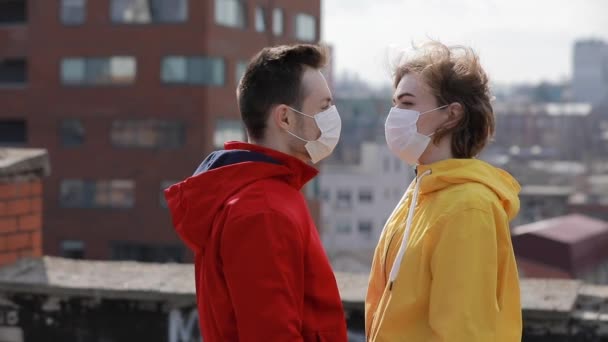 Epidemia virale, donna con maschera facciale — Video Stock