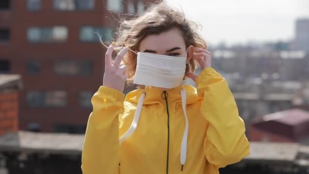 Virus epidemic, woman wearing face mask on the roof of city — Stockvideo