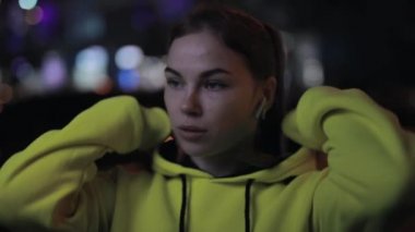 Kendine güvenen sporcu kadın spor kıyafeti giyer.
