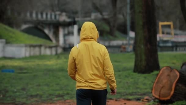 El hombre de la vista trasera desaparece en un parque — Vídeos de Stock