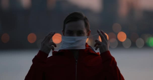 Epidemia di virus, l'uomo indossa maschera in città sera — Video Stock