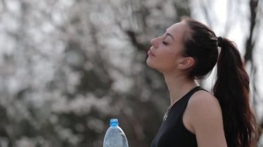 Spor kadını su içiyor.