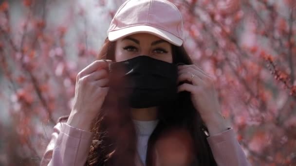 ウイルスの流行公園で顔マスクを身に着けている女性 — ストック動画