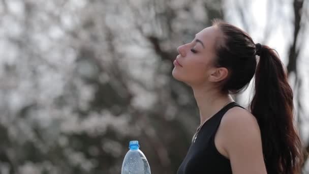 Sportvrouw drinkwater — Stockvideo