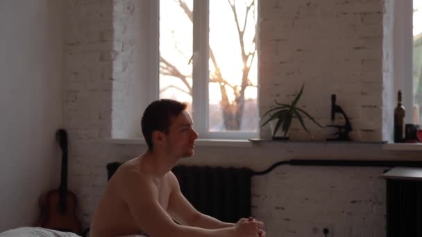 L'homme se réveille dans l'humeur du lit — Video