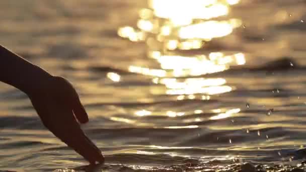 Female hand splashing sea water — Stock Video