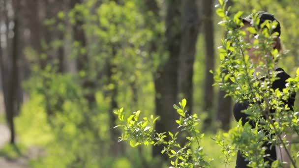 Frau geht im Wald spazieren — Stockvideo