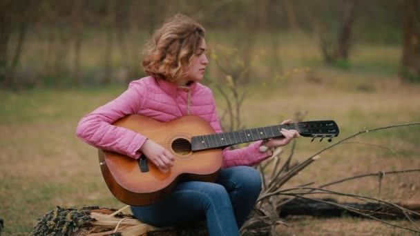 Woman play on the guitar outdoor — Stock Video