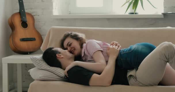Pár lásky objímající se a polibky — Stock video