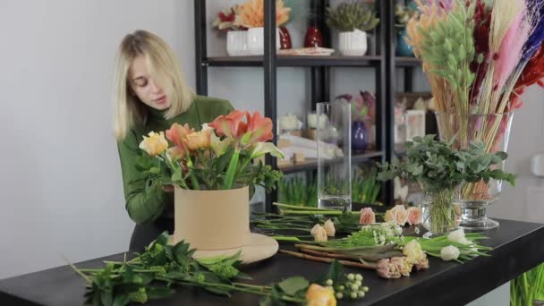 Florist woman make a beautiful bouquet of flowers — Stockvideo