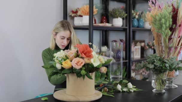 Florista mulher fazer um belo buquê de flores — Vídeo de Stock