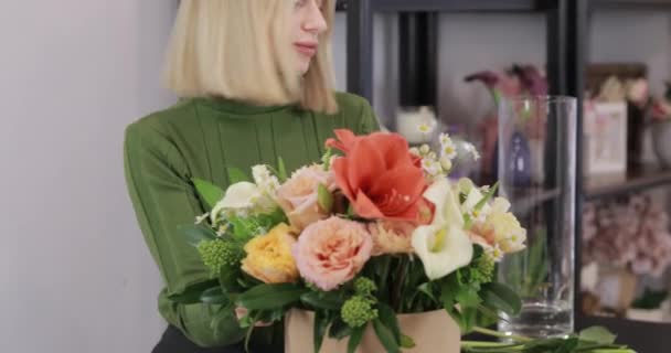 Квіткова жінка робить гарний букет з квітів — стокове відео