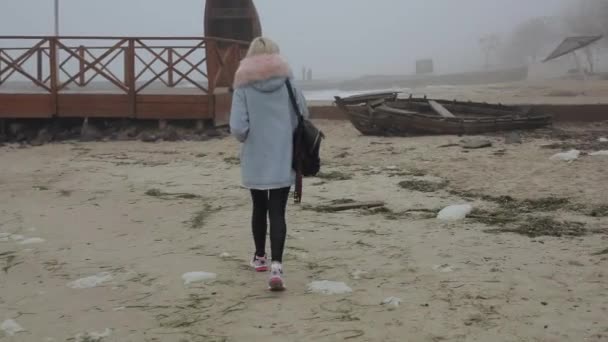 Mulher feliz andando no cais do mar — Vídeo de Stock