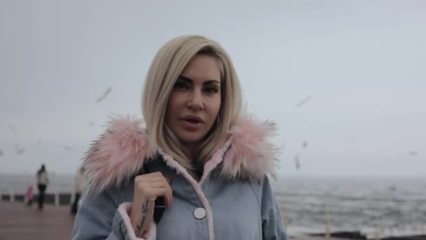 Retrato de mulher bonita na praia do mar — Vídeo de Stock