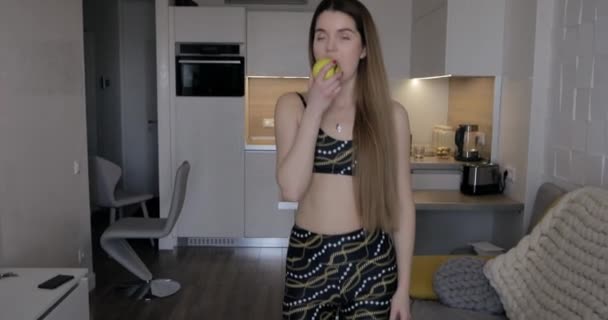 Nő eszik almát otthon — Stock videók