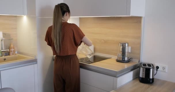 Mujer bebiendo agua en casa — Vídeo de stock