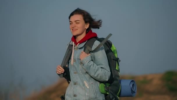 La mujer turista el senderismo con la mochila grande por la naturaleza — Vídeo de stock
