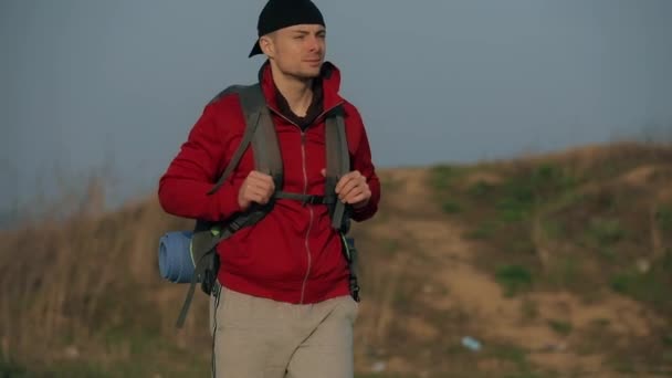 Tourist man hiking with big backpack on a nature — Stock Video