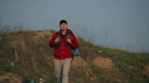 El turista el senderismo con la mochila grande por la naturaleza — Vídeos de Stock