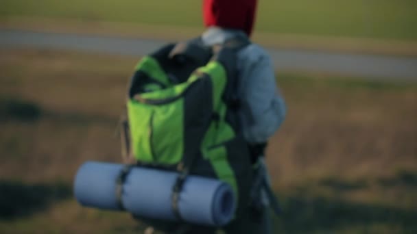 Turystka spacerująca z dużym plecakiem na łonie natury — Wideo stockowe