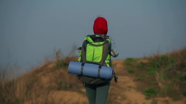 Toeristische vrouw wandelen met grote rugzak op een natuur — Stockvideo