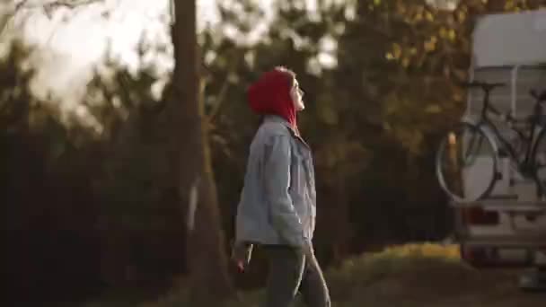 Turista mujer caminando en la naturaleza cerca de su coche remolque — Vídeo de stock