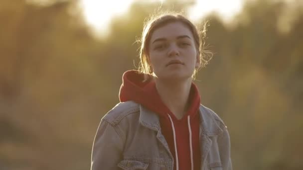 Hermoso retrato de mujer en la luz del atardecer en una naturaleza — Vídeos de Stock