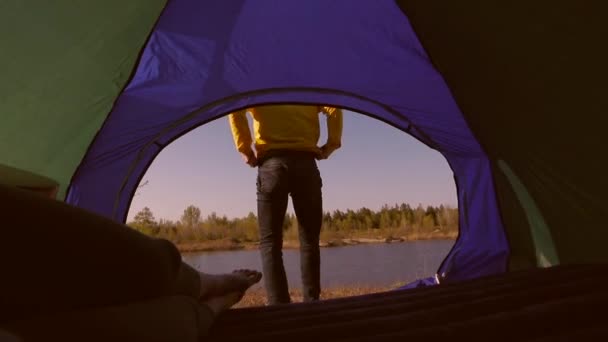 Homem de acampamento acorda na tenda pela manhã — Vídeo de Stock