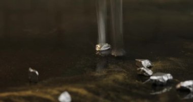 Siyah zemin üzerine gümüş cevher serpin.