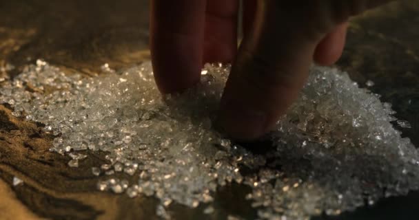 Nehmen und bestreuen Sie Glasmaterial auf schwarzem Hintergrund — Stockvideo