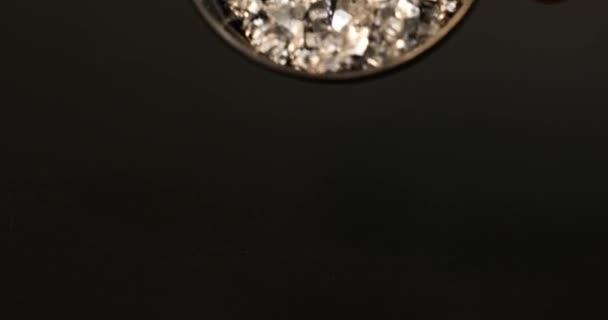 Siyah arkaplana gümüş metal serp — Stok video