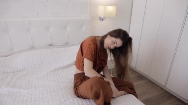 Donna gioiosa in pigiama che cade sul letto — Video Stock