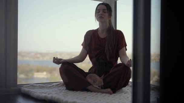 女人在家里的阳台上做瑜伽莲花运动 — 图库视频影像