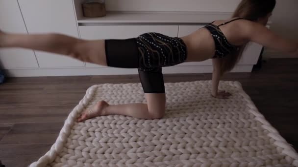 Mujer hacer ejercicios de fitness en casa — Vídeo de stock