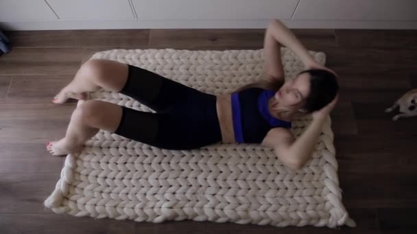 Mujer hacer ejercicios de fitness en casa — Vídeo de stock