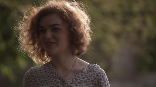 Gyönyörű göndör haj nő dobált haj — Stock videók