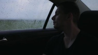 Arabadaki uykucu adam pencereye bakıyor.