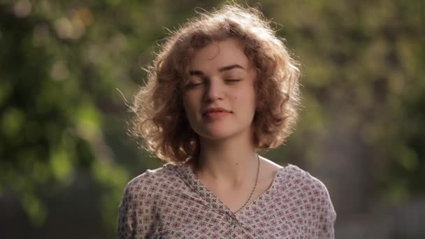 Gyönyörű göndör haj nő nyári portré — Stock videók