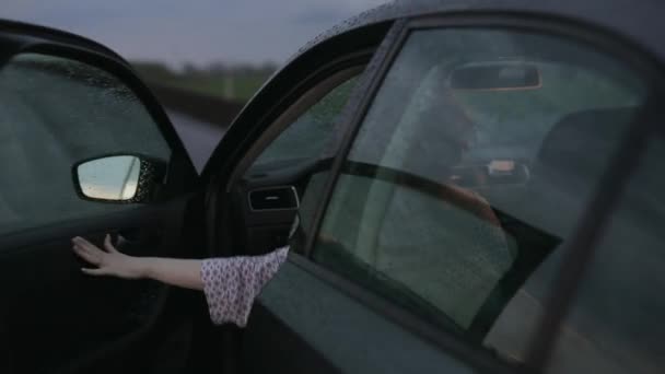 La mujer sale de su coche — Vídeos de Stock