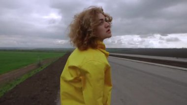 Özgürlük kadını koşusu Bulutlu bir günde doğanın tadını çıkar