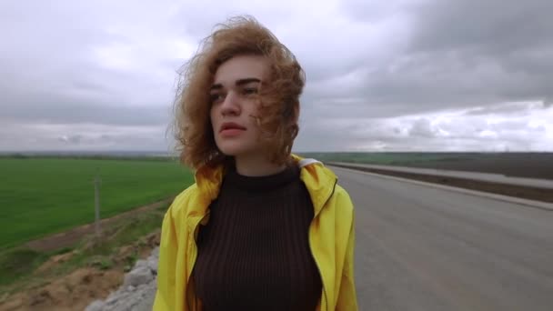 Retrato de la mujer de pie sobre la naturaleza en el día de la caída — Vídeos de Stock