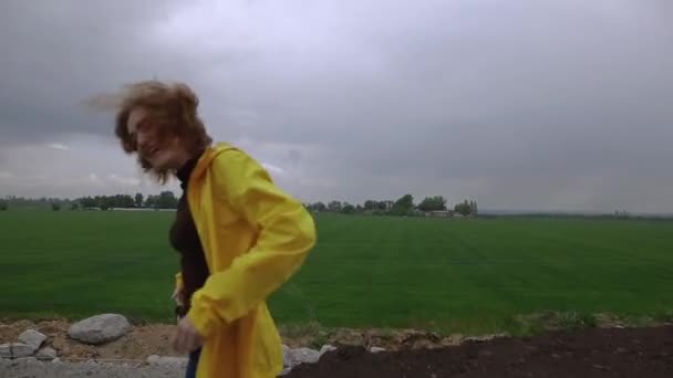 Mulher feliz desfrutar da natureza no dia nublado — Vídeo de Stock