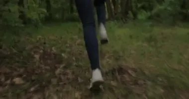 Korkak kadın bacakları ormanda koşar, orjinal ses dahil.