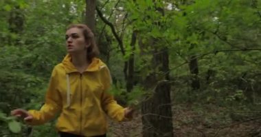 Ormanda yürüyen bir kadın, orijinal ses dahil.