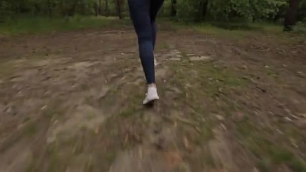 Korkak kadın bacakları ormanda koşar, orjinal ses dahil. — Stok video