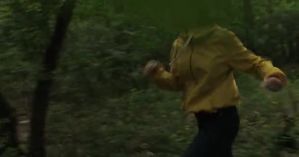 Une femme apeurée court dans une forêt, audio originale incluse