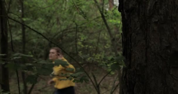 Mujer asustada que corre de asesina en un bosque, audio original incluido. — Vídeo de stock